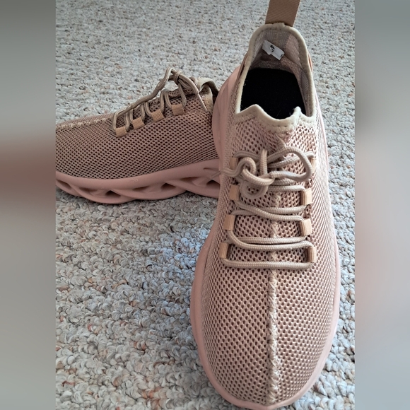 Stylish Tan/peach Sneakers NWOT - Picture 2 of 10
